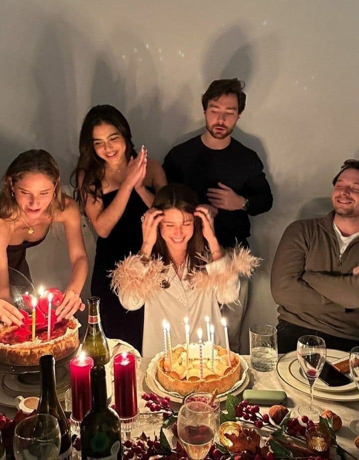 Amigos celebrando un cumpleaños con tortas y velas