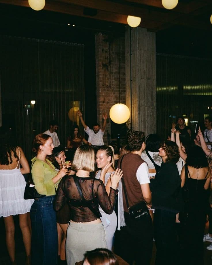 Invitados conversando y bailando en una fiesta privada