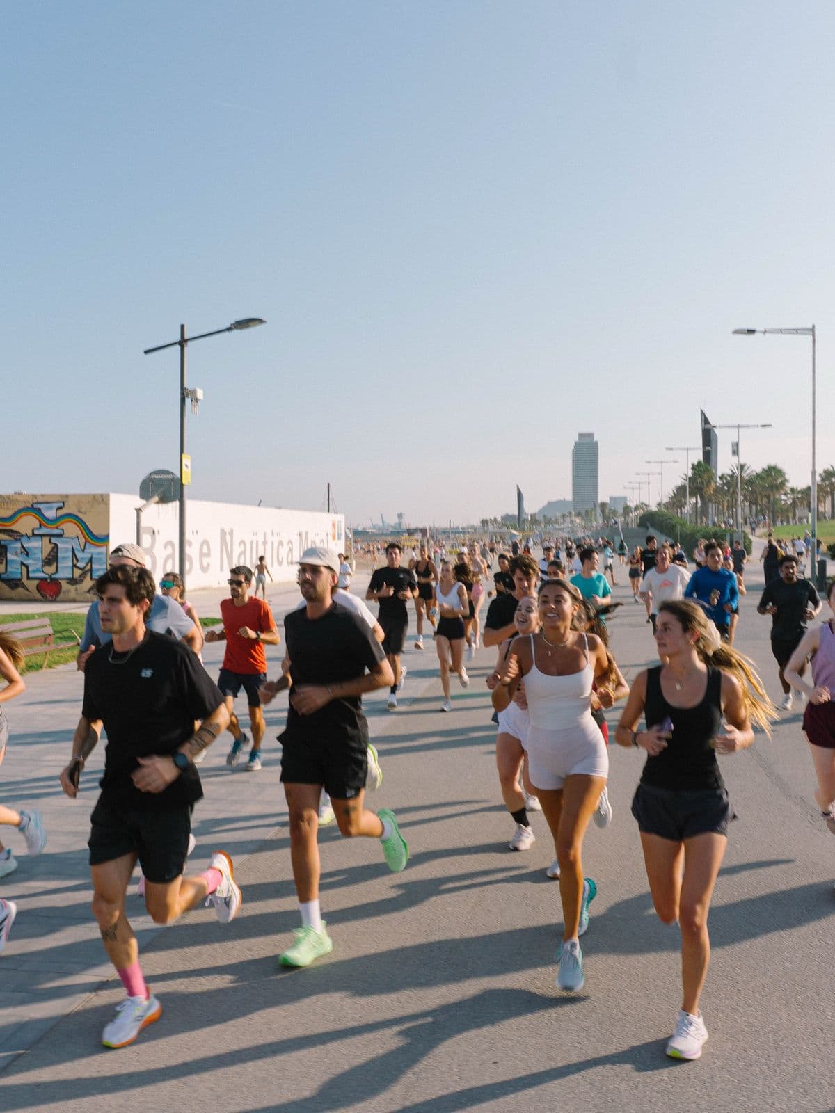 Grupo corriendo en un run club