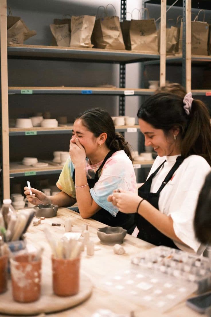 Participantes trabajando con cerámica en un taller